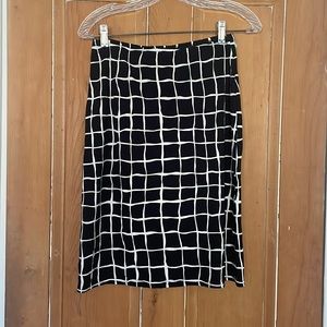 Classic easy going black & white skirt